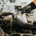 Motoreļļas maiņa autoservisā