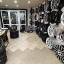 Jauni diski un riepas.