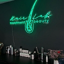 HairLab stilīgais neona zīme.