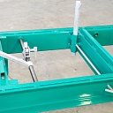 Stable log clamping system for the sawing process