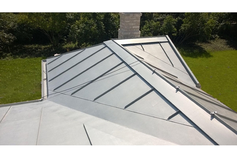 Roofer works