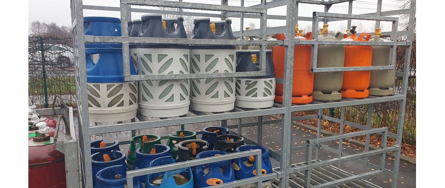 Liquefied gas, in cylinders of various volumes