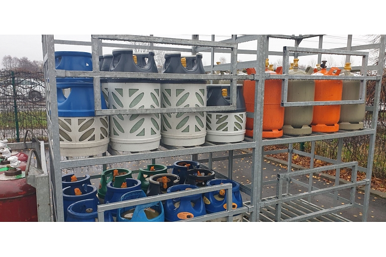 Liquefied gas, in cylinders of various volumes