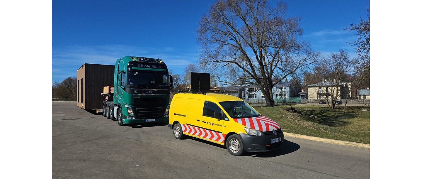 Lielgabarīta krava, moduļu māju pārvadājumi ar  pavadību