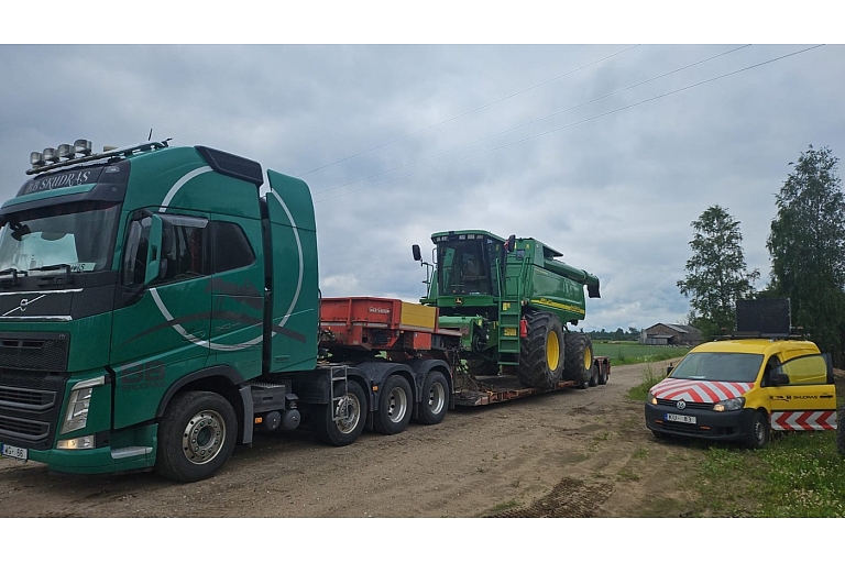 Transport of agricultural machinery with escort