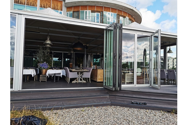 Salokāmās stikla alumīnija durvis