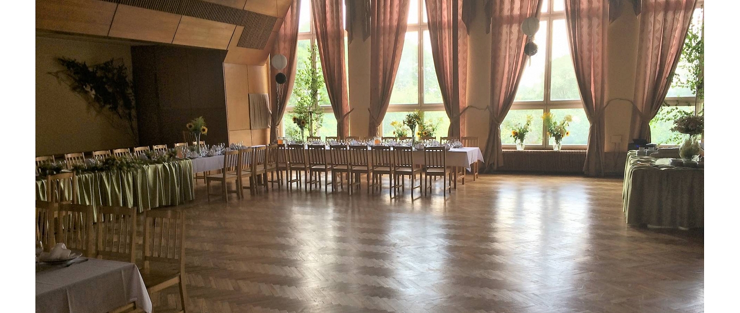 We offer table settings for celebrations