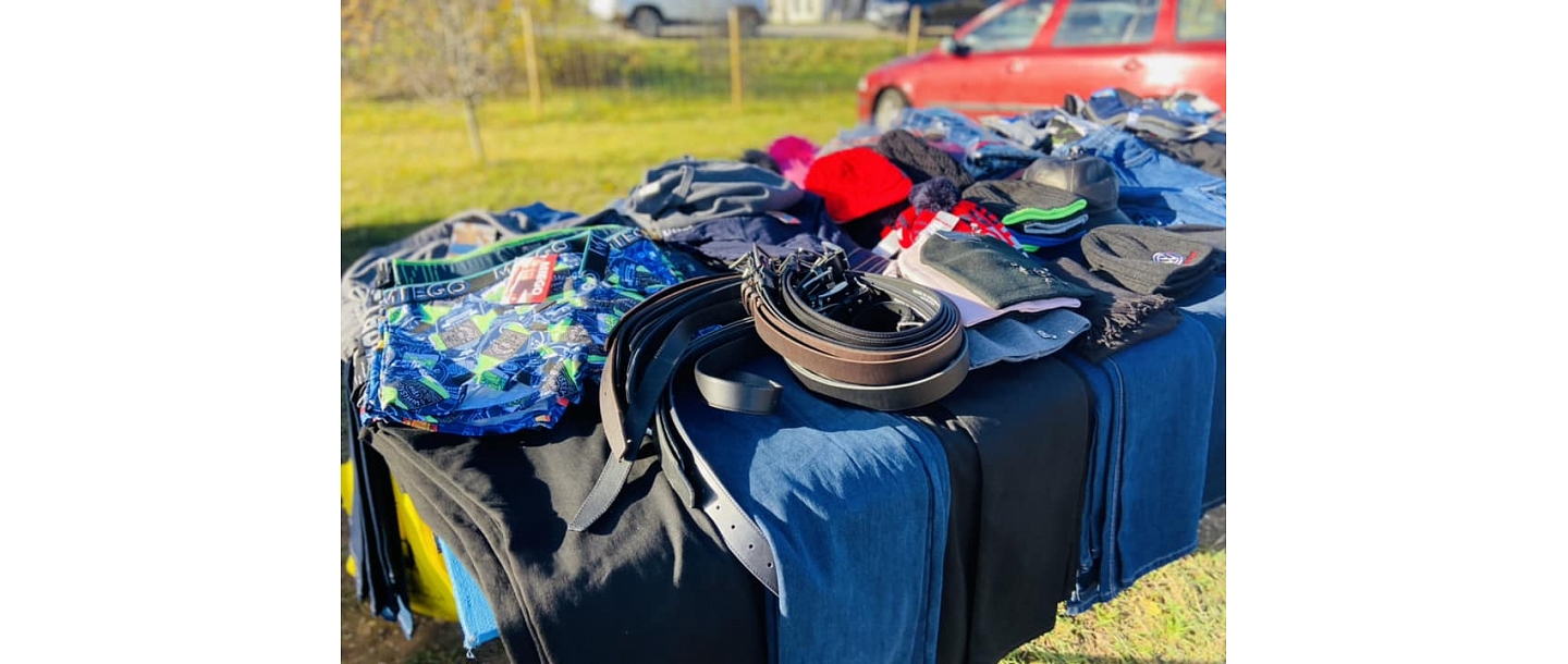 Trunk market in Kirpeni