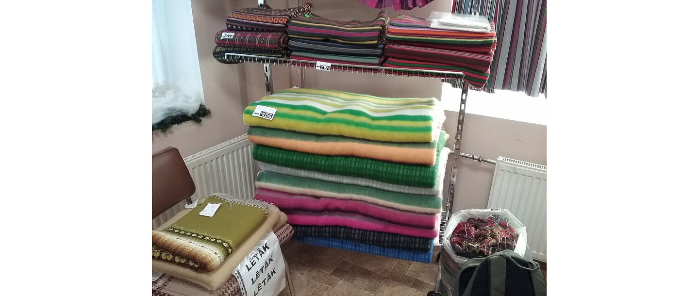 Woven wool and linen products