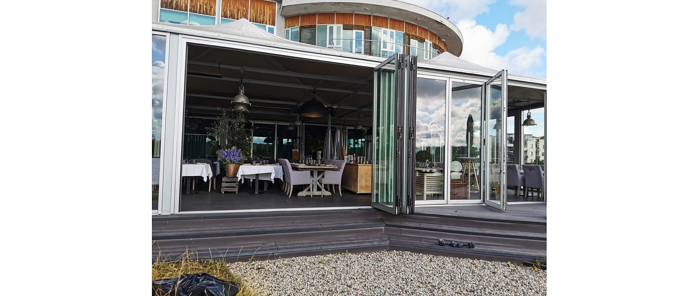 Salokāmās stikla alumīnija durvis