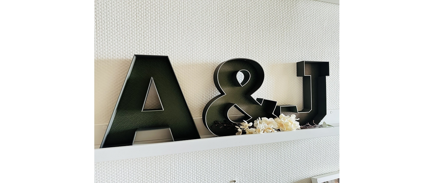 Freestanding letters