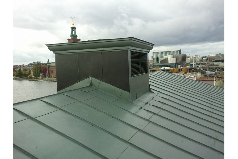 Roofer works