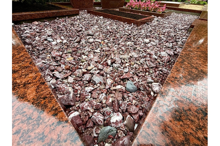 Пополнение могильного покрытия