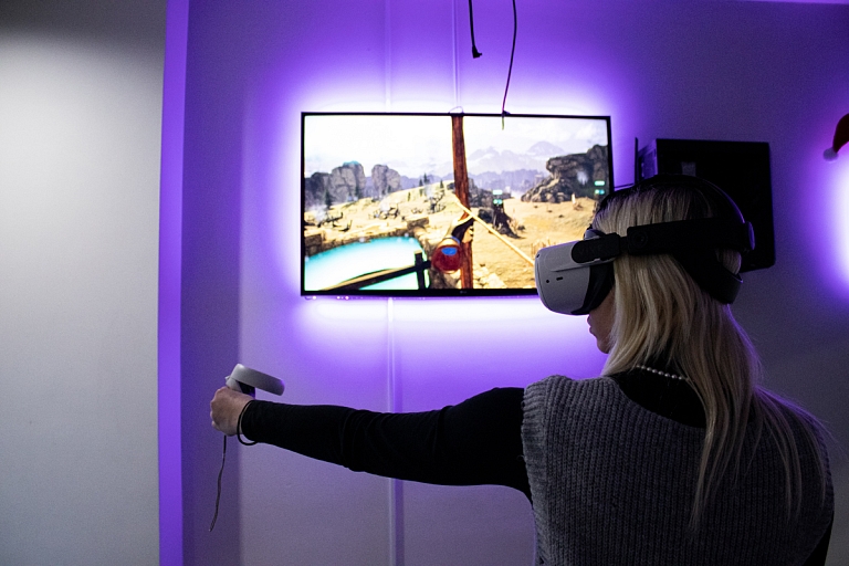VR