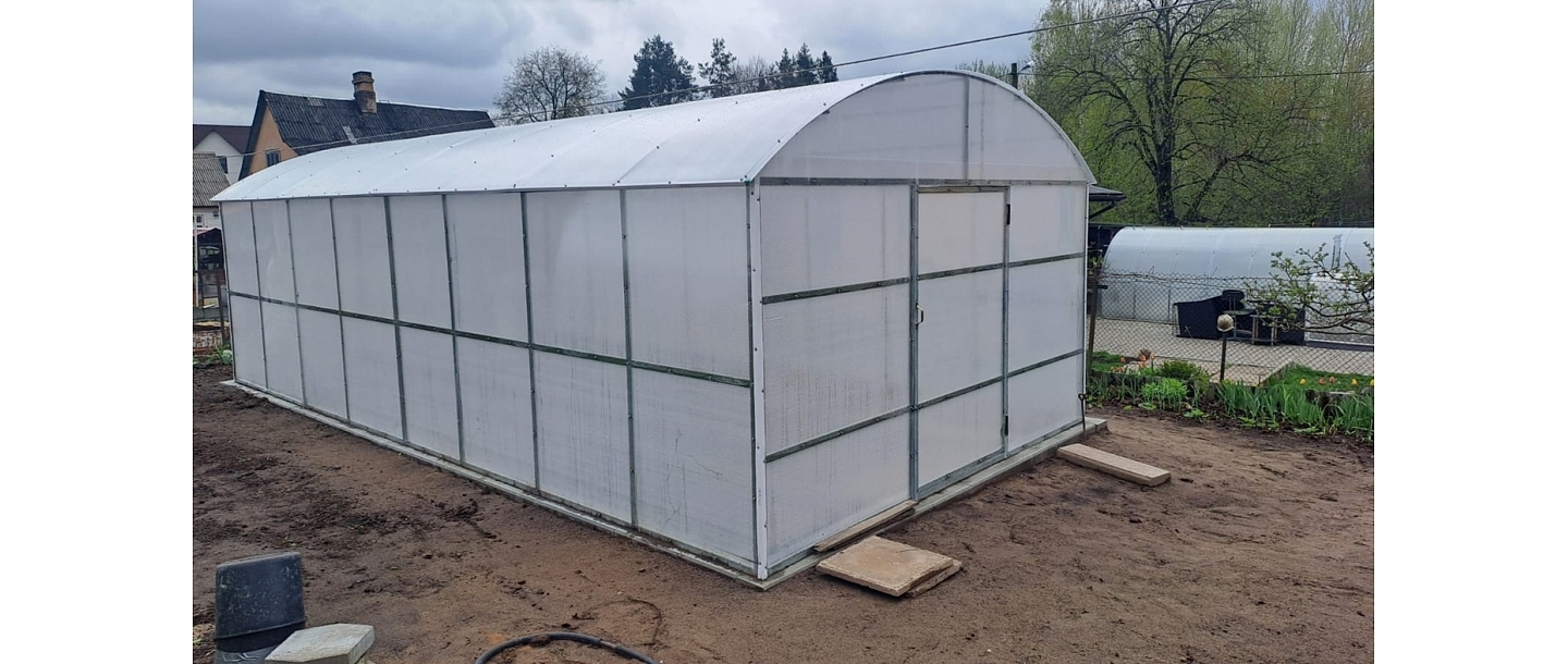Polycarbonate greenhouses