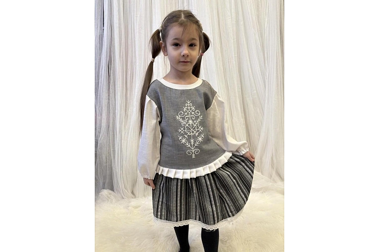 Latviskā stila apģērbi meitenēm