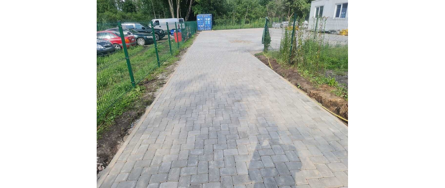 Мощеная подъездная дорожка с серыми брусчатками