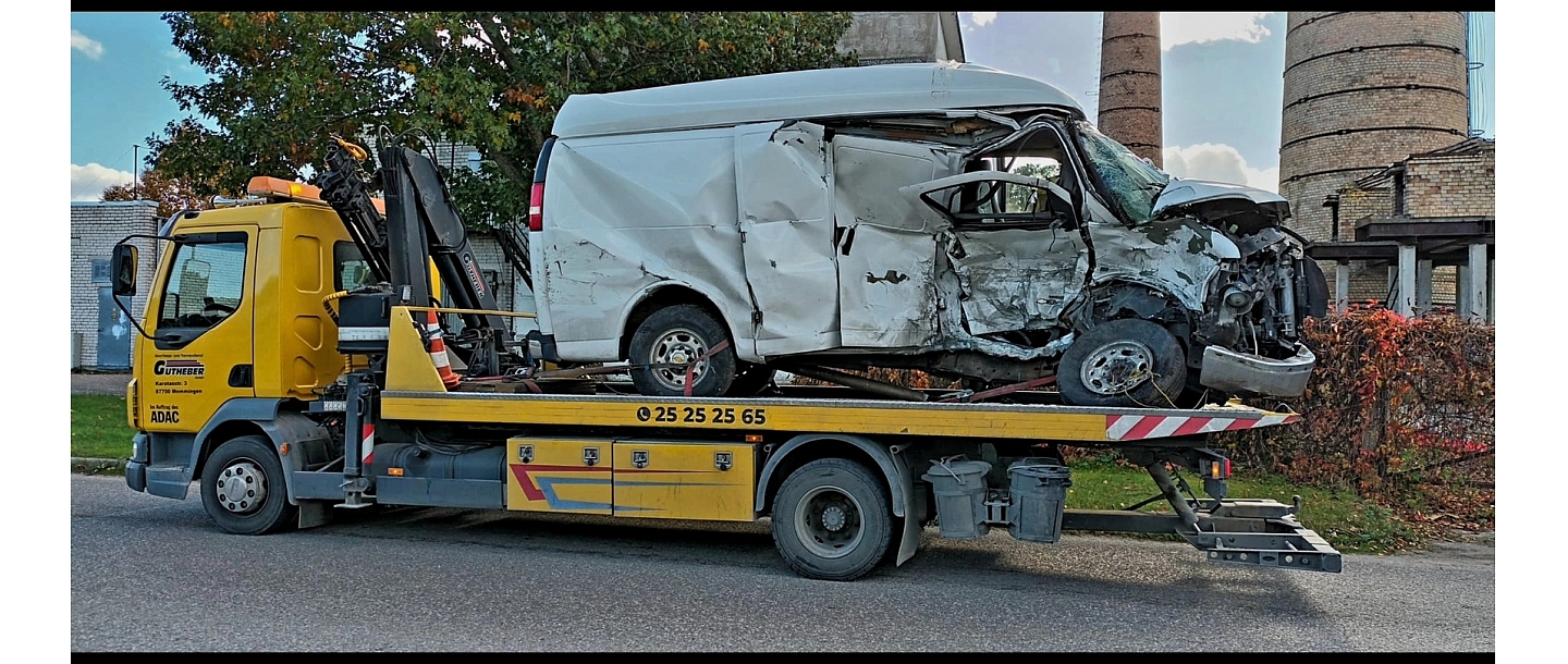 Evakuators transportē bojātu transportlīdzekli.