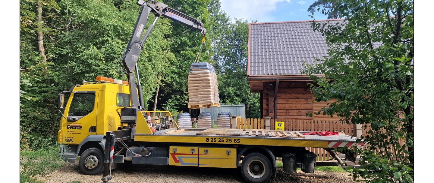 smagu kravu, piemēram, smiltis un celtniecības materiālus, transportēšanu ar krānu.
