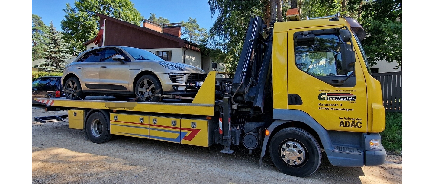 Car evacuation with the help of a tow truck.