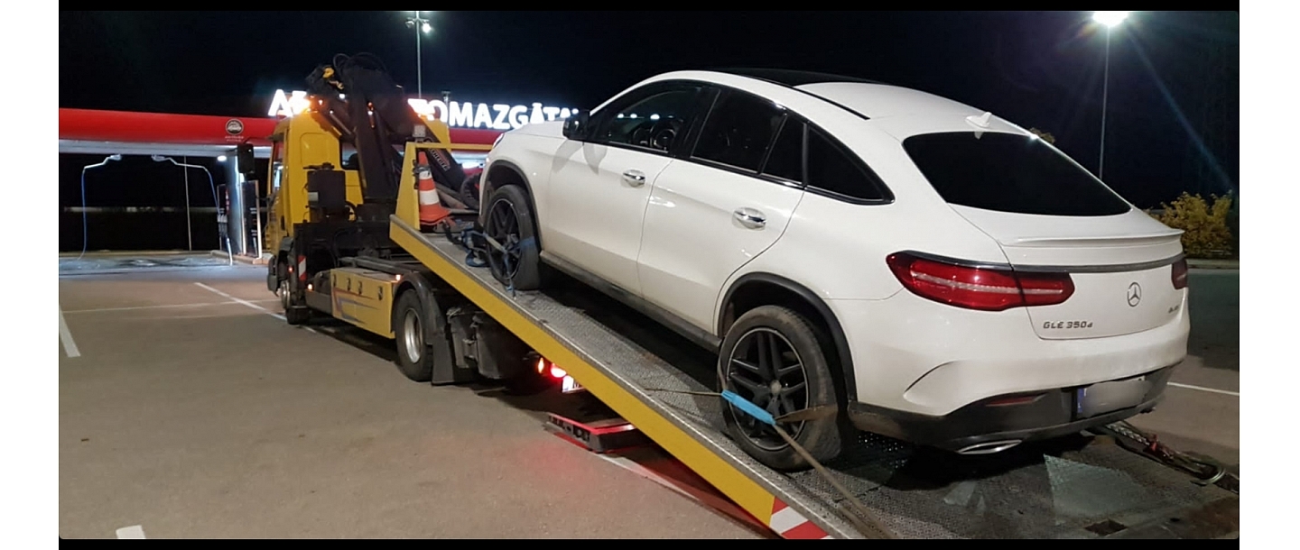 Mercedes-Benz automobiļa evakuācija no stāvvietas.