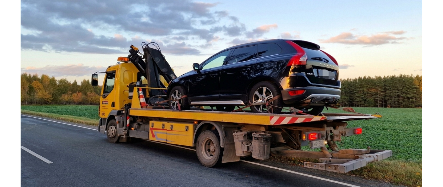 Evakuators pārvadā auto no ceļa uz tuvāko remonta darbnīcu.