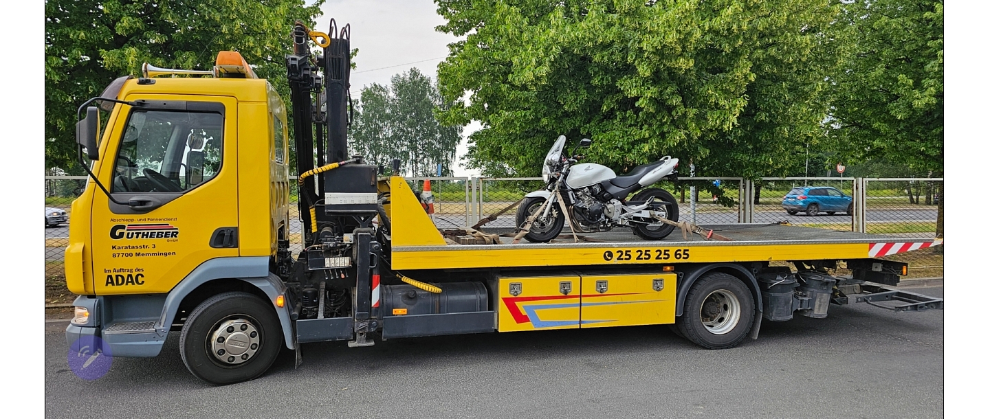 Rīgas Autoevakuators piedāvā motociklu transportēšanas pakalpojumus, nodrošinot to drošu pārvadāšanu uz nākamo galamērķi.