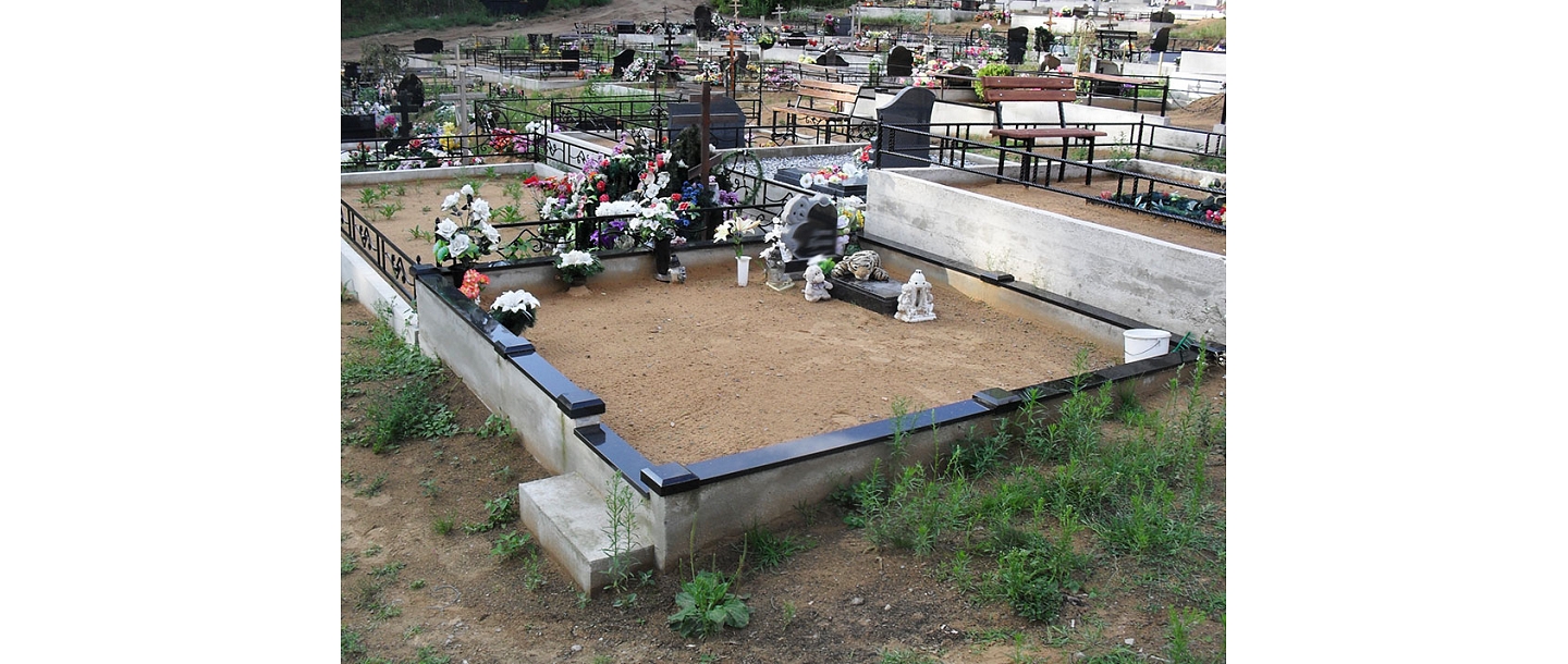 Grave curbs