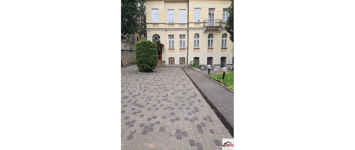 Работы по укладке брусчатки