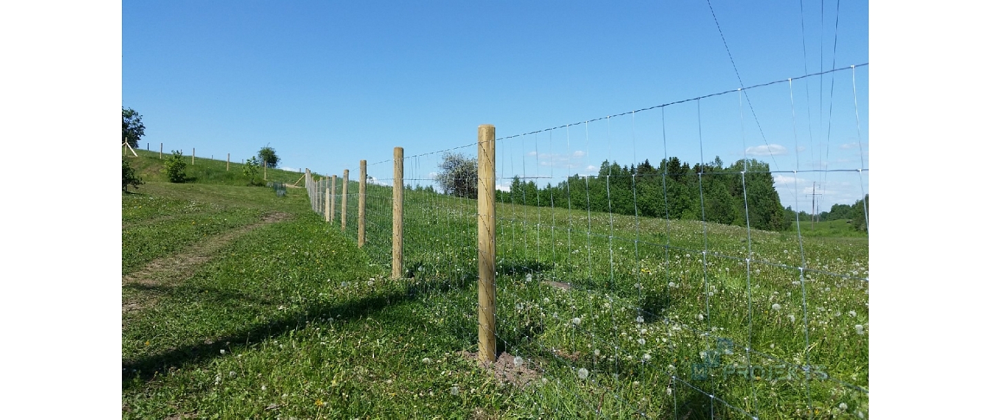 Agricultural mesh fence