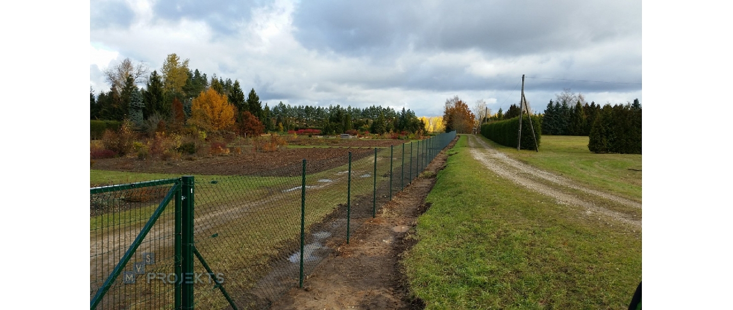 Wicker mesh fence