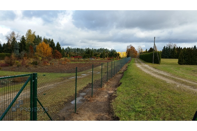 Wicker mesh fence