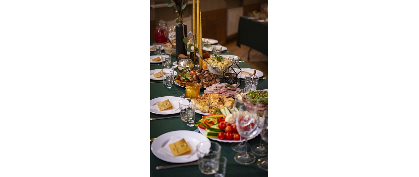 Banketu galdu klāšana
