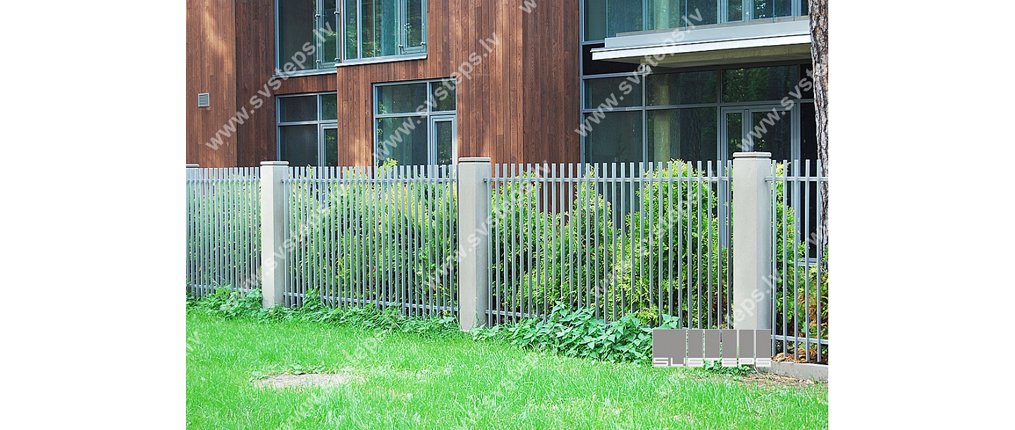 Бетонные столбы и плиты основания