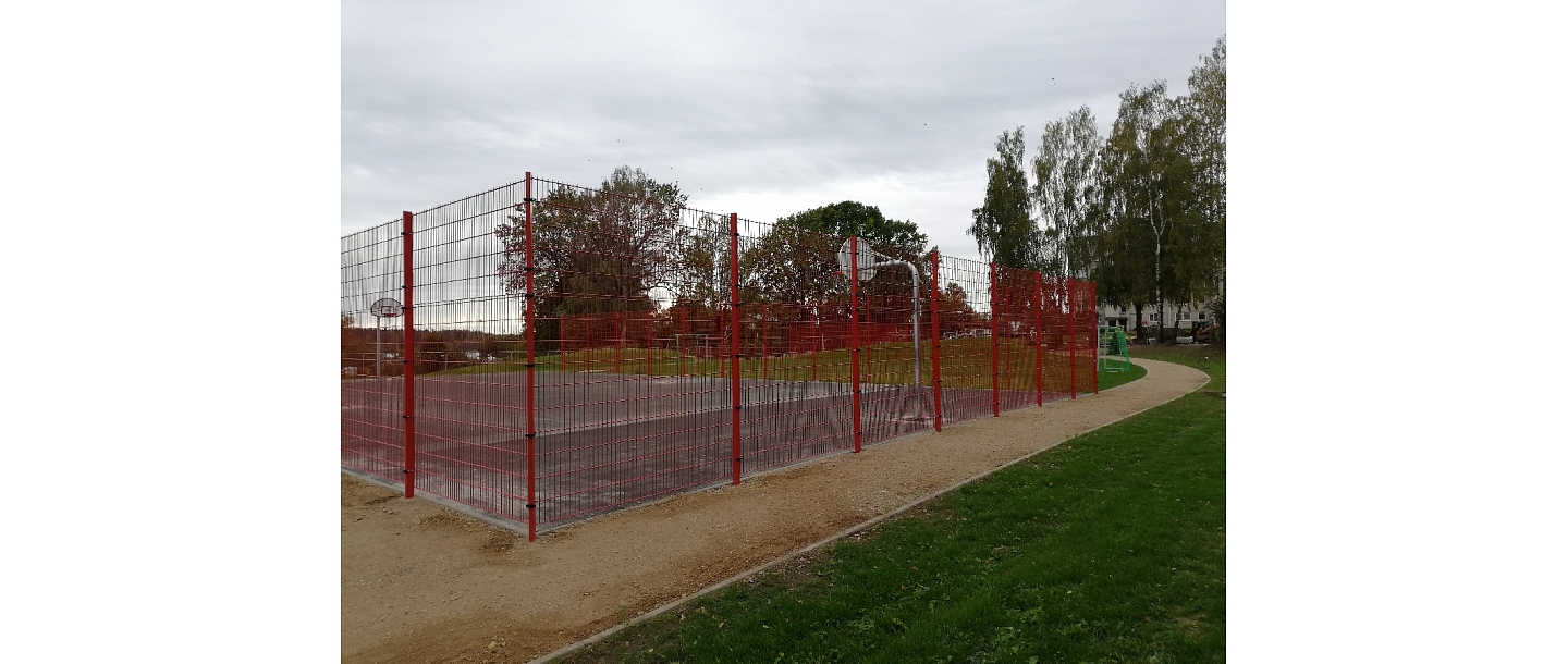 Individual 2D fence panel solution in red