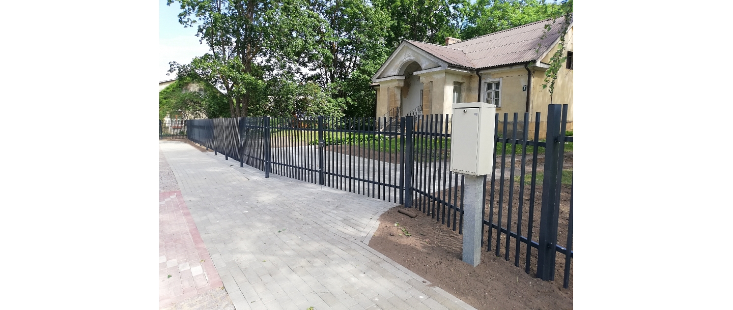 Индивидуальный панельный забор с двухстворчатыми воротами