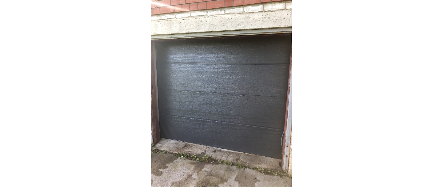Wisniowski garage door