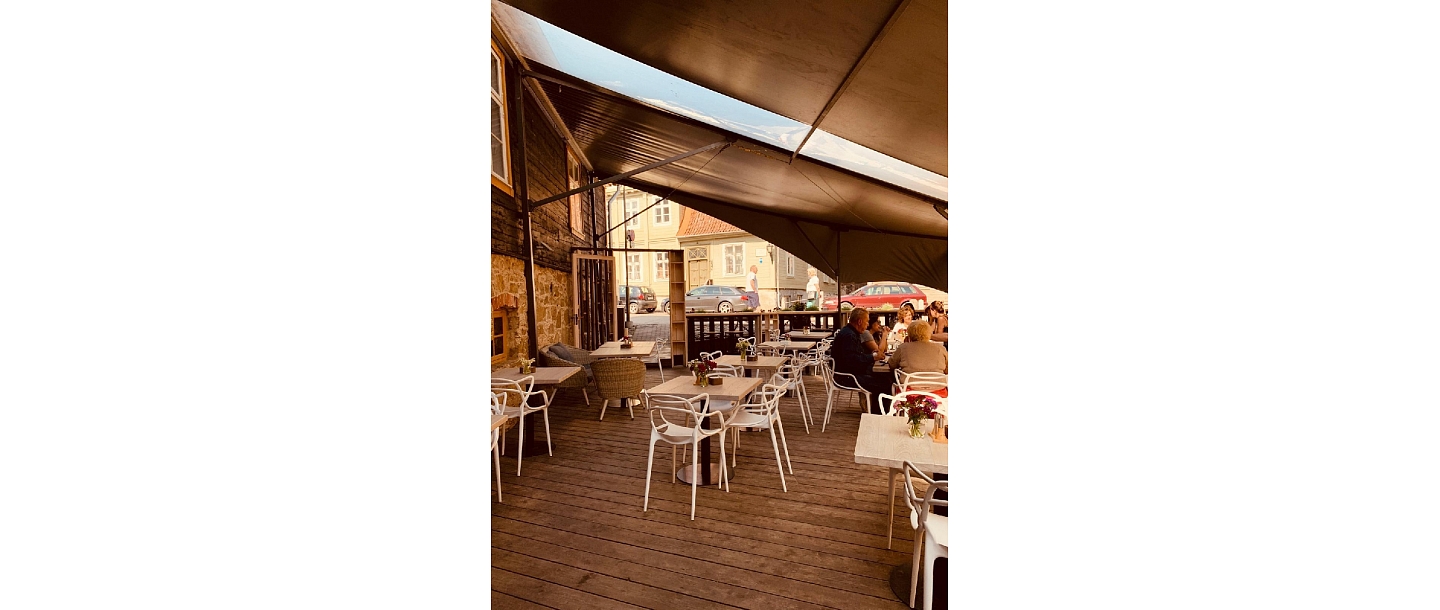 In the summer season eat on the terrace