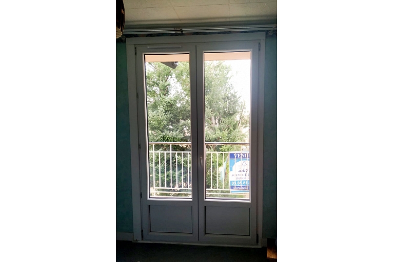 Door with installed ventilation system