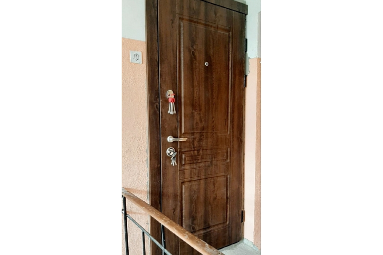 Installation of the entrance door of the apartment