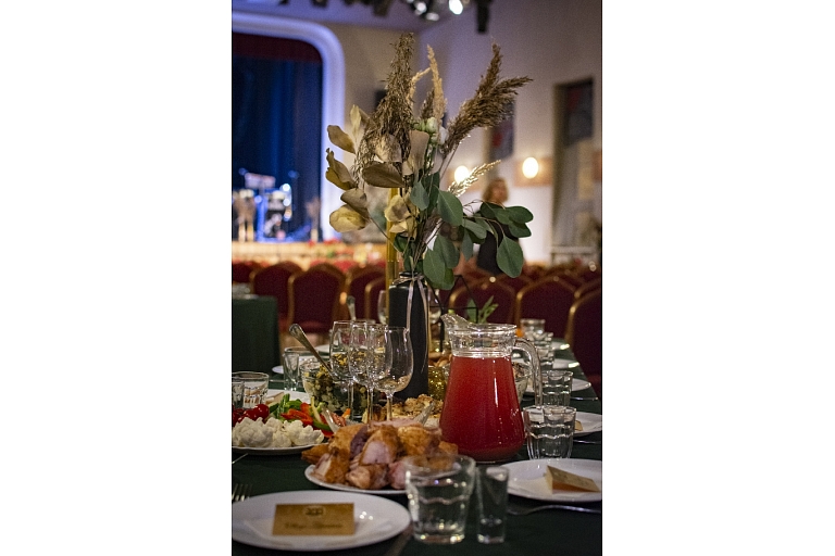 Banquet table setting
