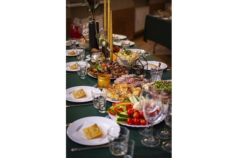 Banquet table setting