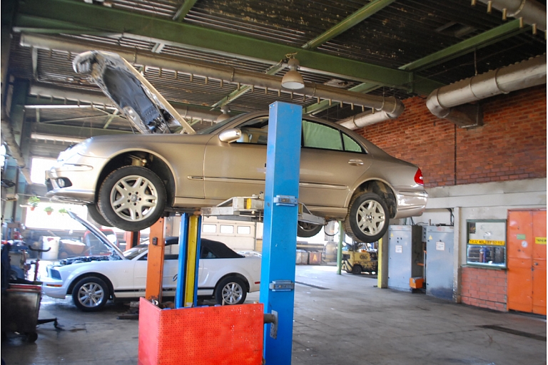 Car service station