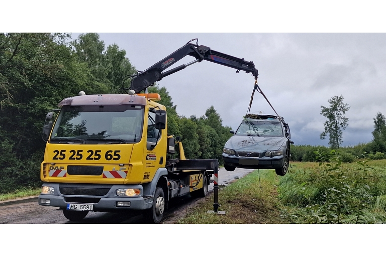 Evakuācija pēc autoavārijas.