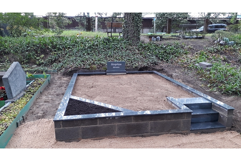 Grave curbs