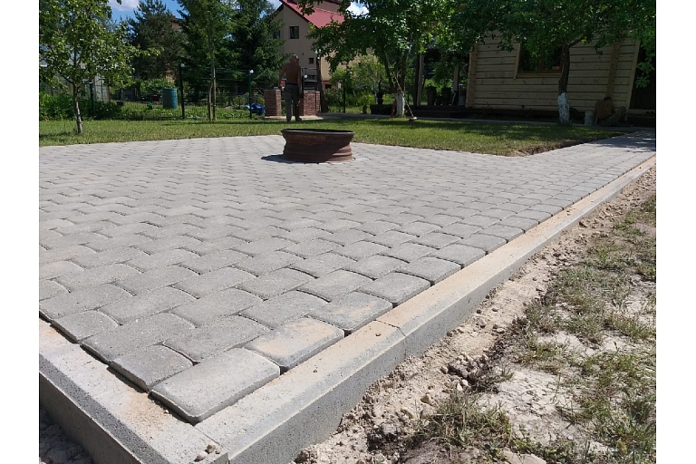 Работы по укладке брусчатки