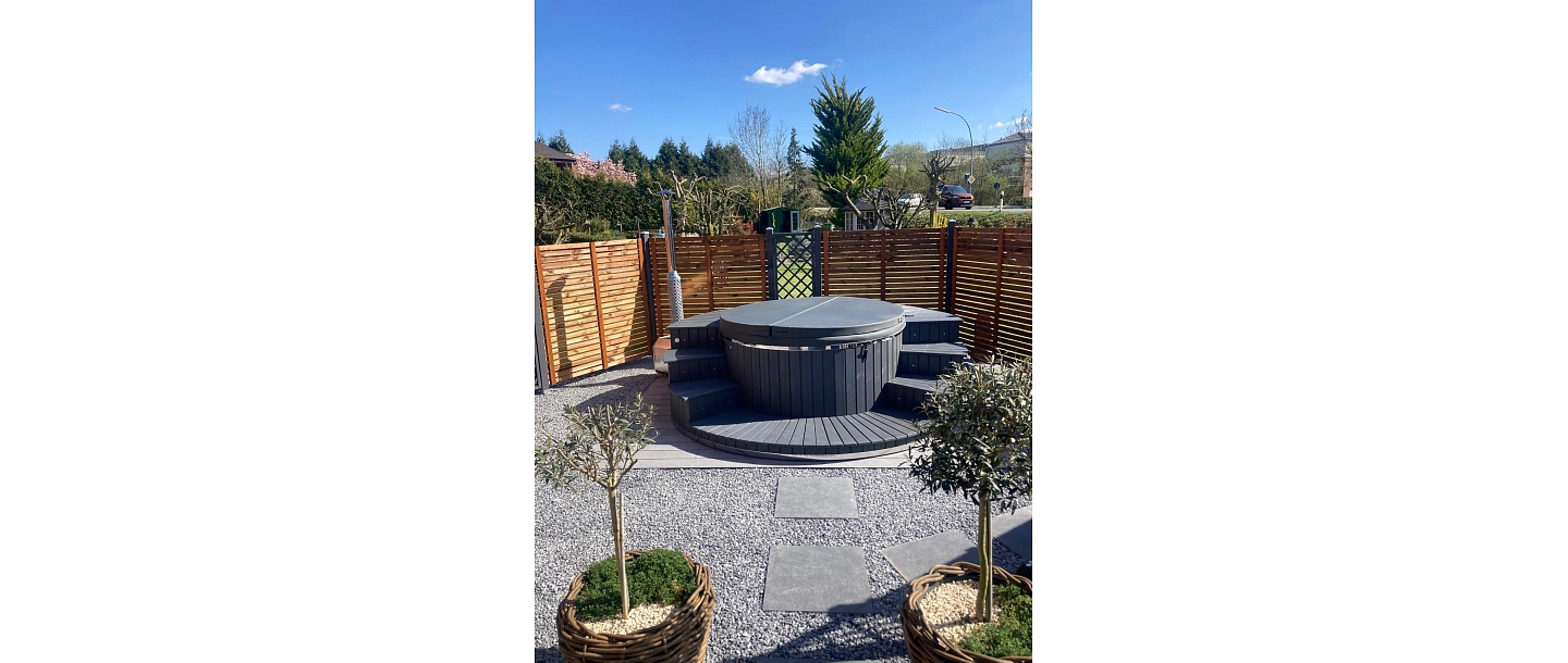 Hot tub with terrace