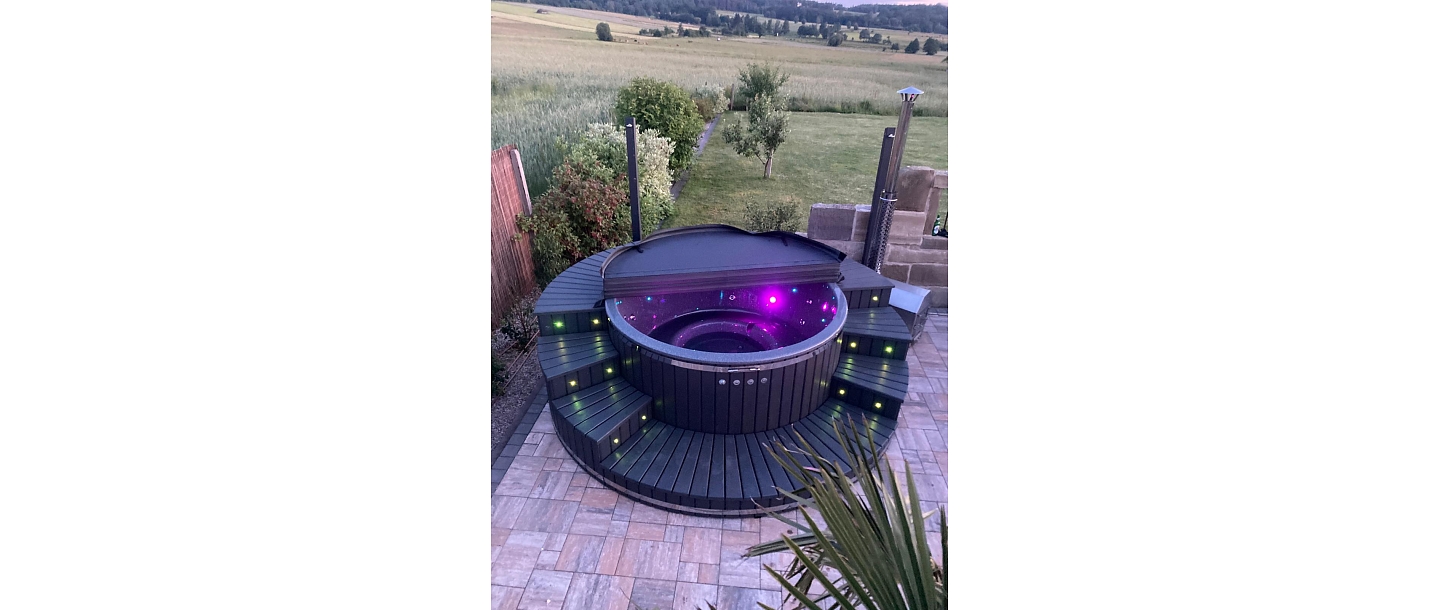 Hot tub with terrace
