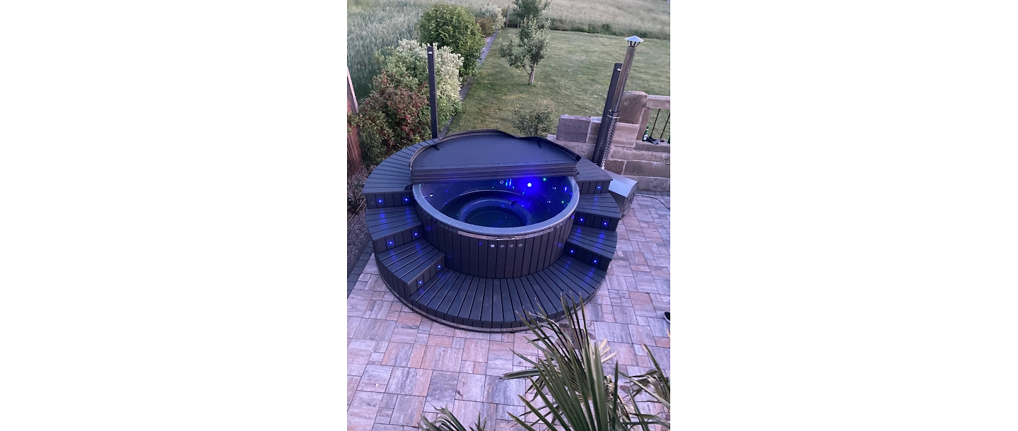 Hot tub and jacuzzi
