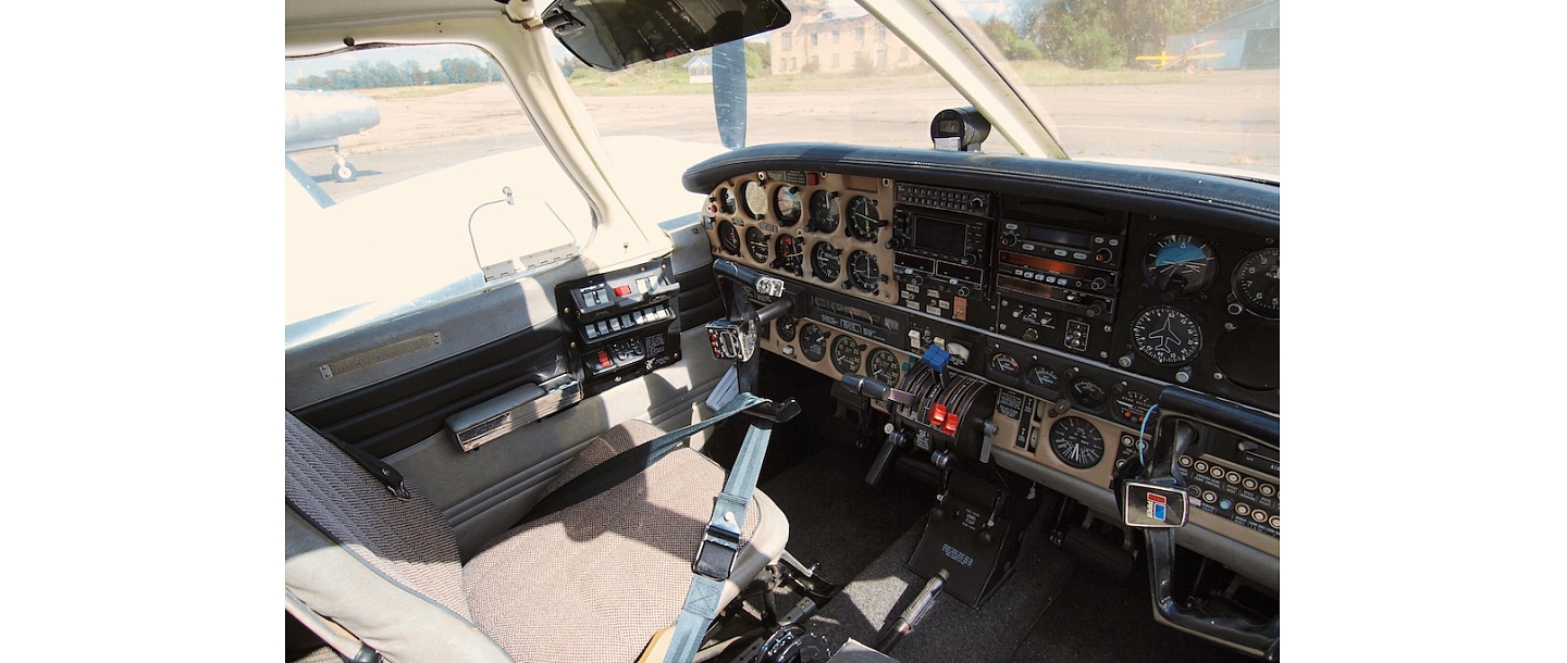 Commercial pilot training courses